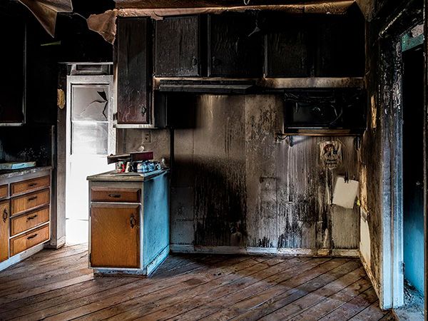Les Premiers Pas Après un Incendie: Nettoyer et Sécuriser Votre Maison