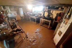 Inondation de cave avec boue